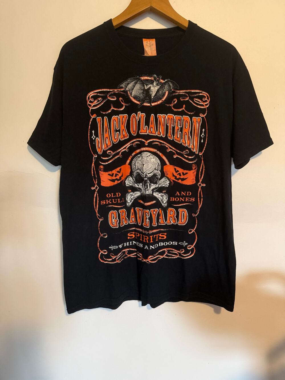 Skull and crossbones Halloween T-shirt Graveyard Spirits Men’s Sz L